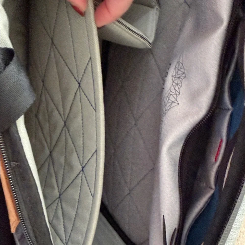 Sleek Gray Men's Messenger Bag - Picture 6 of 7